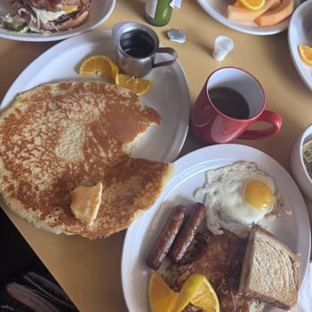 Twede's Cafe - single pancake, and the top Value menu option. This green Tabasco (of which I don't see often at places) is GREAT for the hashbrowns!!! - American Near Me - North Bend, Washington