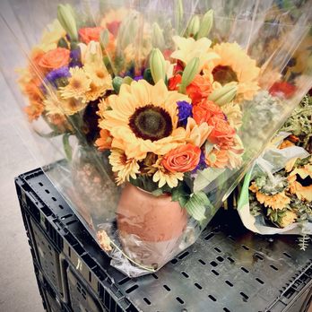 Walmart Supercenter - Pretty flower arrangement by the bakery - Department Stores Near Me - Reno, Nevada
