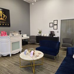 Divaforeva Lashes - Front desk and seating area.