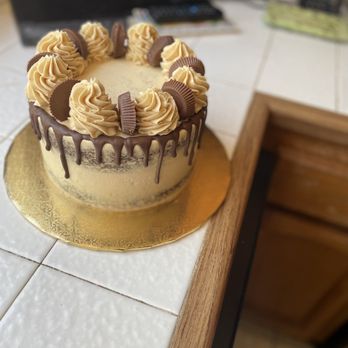 Baked X Steph - Peanut butter cup & chocolate cake - Cupcakes Near Me Baked X Steph - Peanut butter cup & chocolate cake - Cupcakes Near Me