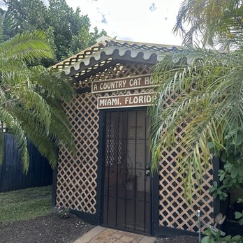 A Country Cat House - Calming waiting area for parents during pick-up and drop-off. You can hear soft classical music and a fountain. - Pet Groomers Near Me - Miami, Florida