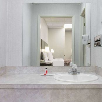 Knights Inn Longview - Guest room bath - Hotels Near Me - Longview, Texas Knights Inn Longview - Guest room bath - Hotels Near Me - Longview, Texas