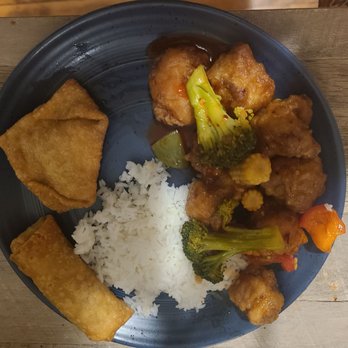 Chengdu Impression - Wicker Park - General Tso Chicken with Appetizers - Szechuan Near Me - Chicago, Illinois