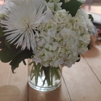 Montvale Florist - All white bouquet w/vase - Florists Near Me - Montvale, New Jersey