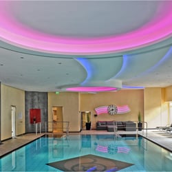 Gartenhotel Heusser - Hallenbad mit Zugang in den Garten und in die WellnessOase