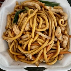 Lin's Bistro - Chicken lo mein