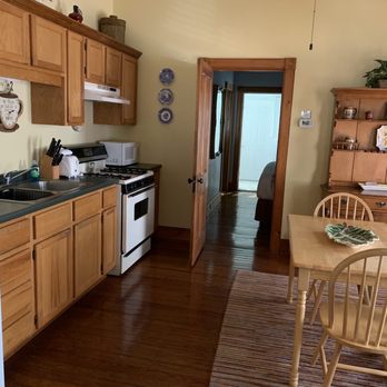 Sweetwater Branch Inn - Kitchen/Dining in Victoria's Cottage - Bed & Breakfast Near Me - Gainesville, Florida