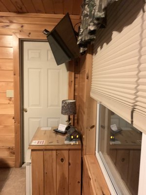 Bear's Den Restaurant & Tavern / Log Cabin Motel by null