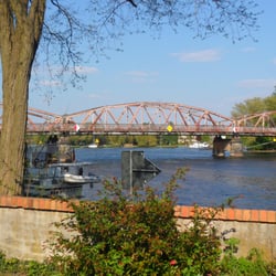 Schloss-Schänke - Blick von der Terrasse auf die Alte Havelbrücke, eine der wenigen erhaltenen Stahlfachwerkbrücken des Havellandes. Sie ist
