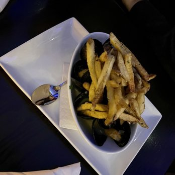 Weinkeller - Mussels with truffle fries - Wine Bars Near Me - Niagara Falls, Ontario Weinkeller - Mussels with truffle fries - Wine Bars Near Me - Niagara Falls, Ontario