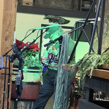 Cante Ao Vinho - Love band on a Friday night - Wineries Near Me - Rocklin, California
