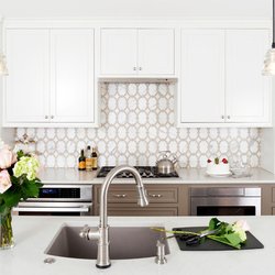 Case Design/Remodeling - Kitchen remodel with marble accents and two-tone cupboards - CASE Design/Remodeling Halifax