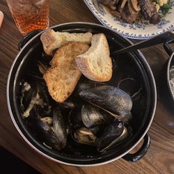 The Sinclair - White wine Mariniere Mussels