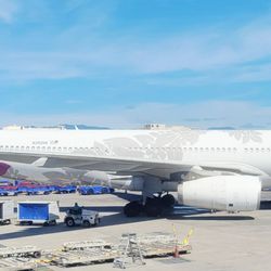 Hawaiian Airlines - Airplane (04/17/26). @HawaiianAirlines @FlyLAXAirport #LosAngeles #Traveling #Vacation