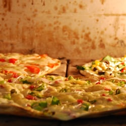 Restaurant & Café M5 - Unsere Flammkuchen werden original im Steinofen gebacken