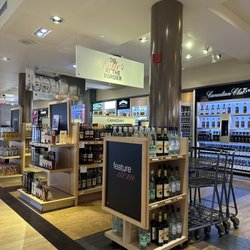 Blue Water Bridge Tax and Duty Free Shop - Inside the store
