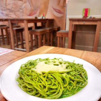Gusto - Tavola Calda - Spaghetti Genovese mit Basilikumpesto - Italian Near Me - Kassel, HE