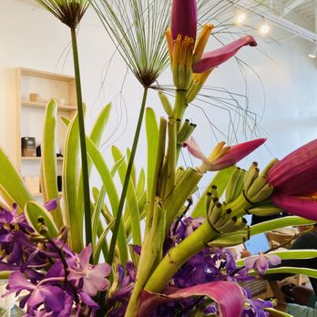 Surf Camp Coffee - Weekly floral arrangements enhance the peaceful decor of the dining area. - Coffee & Tea Near Me - East Honolulu, Hawaii Surf Camp Coffee - Weekly floral arrangements enhance the peaceful decor of the dining area. - Coffee & Tea Near Me - East Honolulu, Hawaii