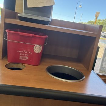Subway - Crumbs, soda and sticky. I'm not sure the cleaning bucket is getting used - Sandwiches Near Me - Makawao, Hawaii