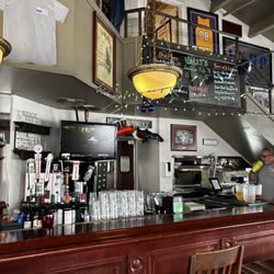 Wally's American Pub N Grill