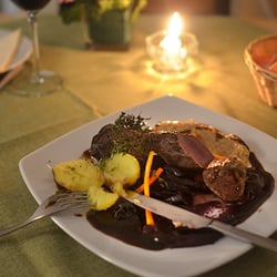 Neunundneunzger Kulinarium - 99er | Maibockrücken - Walnussoße - lila Karotten - Selleriepüree + extra Kloß