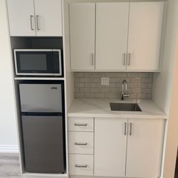 Venvi Briarfield Gardens - Newly upgraded suites have brand new cabinets and appliances. Microwave, fridge, freezer, counter space and sink.