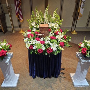 California Flowers - Flowers and side flowers surrounding the urn. - Florists Near Me - Los Angeles, California California Flowers - Flowers and side flowers surrounding the urn. - Florists Near Me - Los Angeles, California