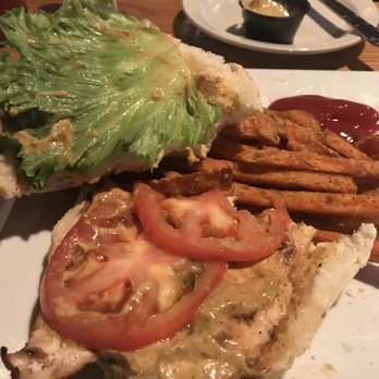 Bello's Pub & Grill - Delicious chicken sandwich - American Near Me - Newark, New Jersey