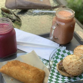 World Green Acai Bowl Juice - Risoles de milho e queijo, suco de dragon fruit e mamão - Acai Bowls Near Me - Larkspur, California