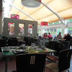 Byrkley Park Centre - 3 tables right next to us were covered in debris and still uncleared when we left 35 minutes later !