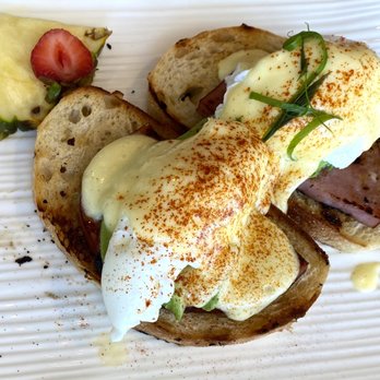 Moena Café - Eggs Benedict with avocado (+$2.00) - Cafes Near Me - Honolulu, Hawaii