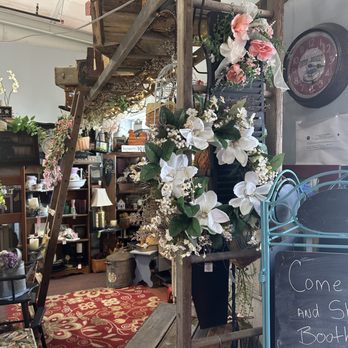 Past & Present - Antiques Near Me - Winchester, Virginia Past & Present - Antiques Near Me - Winchester, Virginia