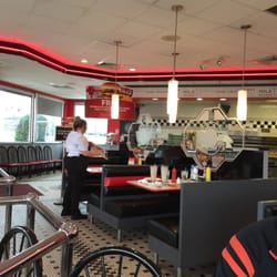 Steak ’n Shake - Entry way