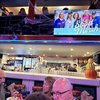 Ellen's Stardust Diner - Ciunter - Diners Near Me - New York, New York