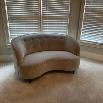 GoShare - My wife's love seat. - Movers Near Me GoShare - My wife's love seat. - Movers Near Me