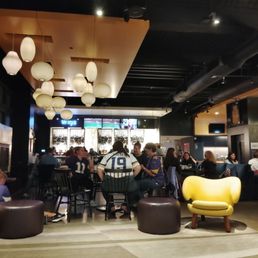 10:40 pm on a Thursday and it's pumping in here!