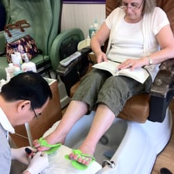 Saigon Nails - Danny doing a pedicure