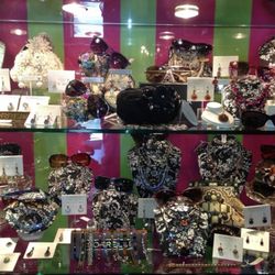 Gigi's Mode - Everything jewelry wise from earrings to sunglasses and necklaces that are high end and extremely affordable