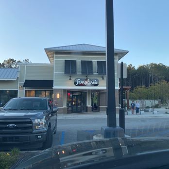 Famulari's Pizzaria - Longer wait than stated online.  Supposed to be ready at 7:15.  I get here and am told 30 more minutes! - Pizza Near Me - Charleston, South Carolina