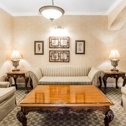 Econo Lodge Inn & Suites