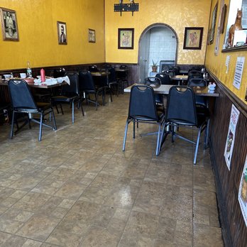 Ruben's Grill - a dining room with tables and chairs - Mexican Near Me - Albuquerque, New Mexico