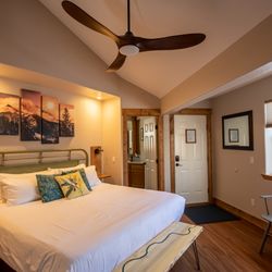 Creekside Chalets & Cabins - King room with en-suite bathroom and steps from your private hot tub