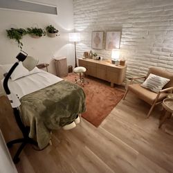 Mo Vargas, L Ac - Momo Acupuncture