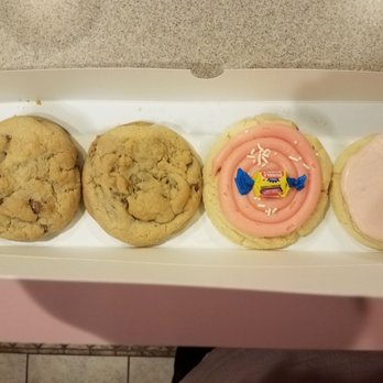 Crumbl - Henderson - 2 chocolate chip, bubble gum and sugar cookie - Bakeries Near Me - Henderson, Nevada Crumbl - Henderson - 2 chocolate chip, bubble gum and sugar cookie - Bakeries Near Me - Henderson, Nevada