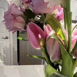 The Twisted Tulip - Broken tulip just by placing in a vase. Low quality