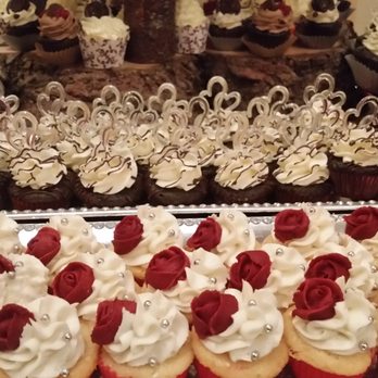 Simply D'Lish Cupcakes - "Red, Burlap & Bling" Wedding - Cupcakes Near Me - Eagle, Wisconsin