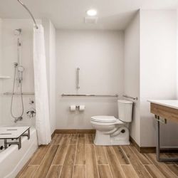Hampton Inn Verona at Turning Stone - Guest room bath