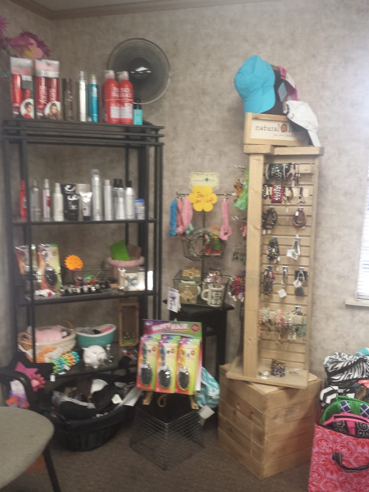 Creative Hairlines Family Salon Logo