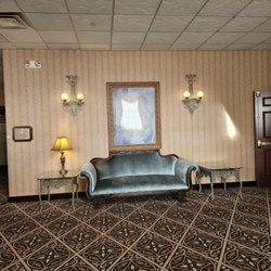 Desmonds Restaurant & Lounge - Room at entrance