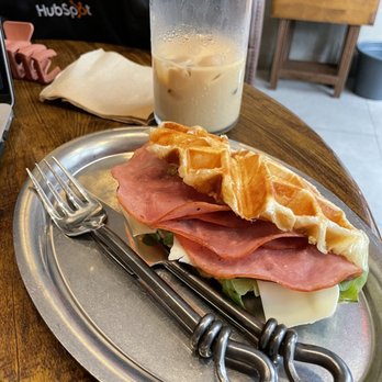 Frame - Croffle ham sandwich En yes - Coffee & Tea Near Me - New York, New York